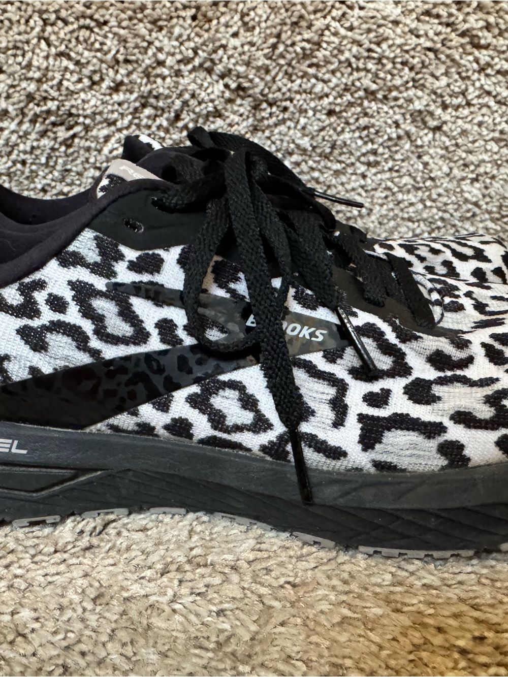 Brooks Revel 6 White Black Leopard Print Knit Low Top Sneakers Women - Picture 2 of 7